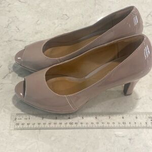 Clarks women’s size 9 1/2 soft cushion beige pattern leather